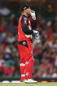 SYDNEY, AUSTRALIA - JANUARY 09:  Aaron Finch of the Renegades places on keepers pads to replace team mate Peter Nevill after Nevill took a knock to the head from a skidding ball during the Big Bash League match between the Sydney Sixers and the Melbourne Renegades at Sydney Cricket Ground on January 9, 2017 in Sydney, Australia.  (Photo by Brendon Thorne/Getty Images)
